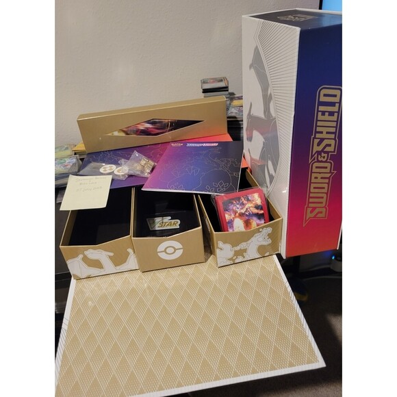 Charizard Ultra Premium Collection Box w/ Accessories Sword & Shield Pokémon TCG - Picture 3 of 3